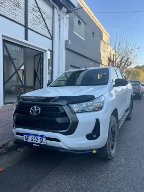 Toyota Hilux SR 2.8 MT6 4X2
