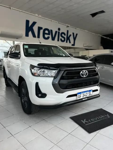 Toyota Hilux SR 2.8 MT6 4X2